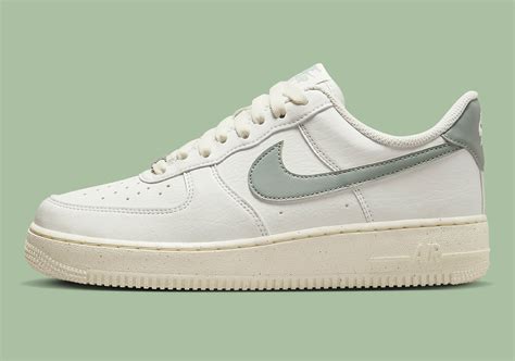 nike airforce 107 met zwarte streep maat 38|Nike Air Force 1 '07 Next Nature damesschoenen.